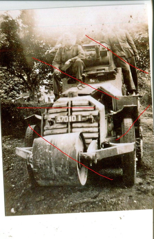 Französischer Beute - Spähpanzer mit Minen