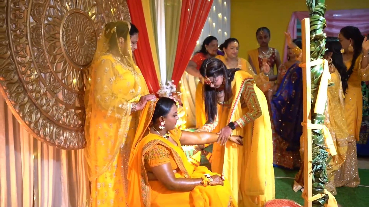 BUSTY MARATHI LADY DEEP CLEAVAGE IN YELLOW DRESS.mp4_snapshot_00.03.366