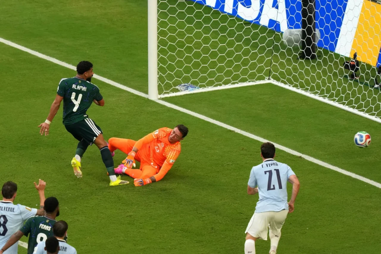 السعودية تنتزع نقطة ثمينة أمام أوروغواي... روح قتالية تبشر بمشوار واعد في كأس العالم