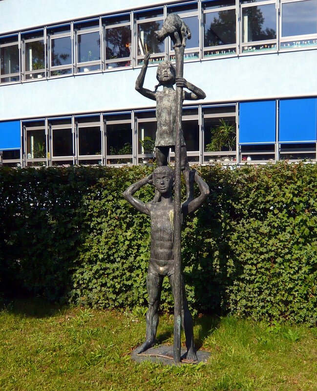 Palisadenstr-F-hain-Skulptur-Kinder-mit-Katze-S-Horota-vor-Schule-AMA-fec-1