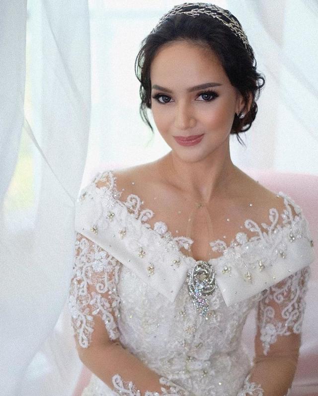 Angelica Simperler mengenakan kebaya berwarna putih dengan payet 