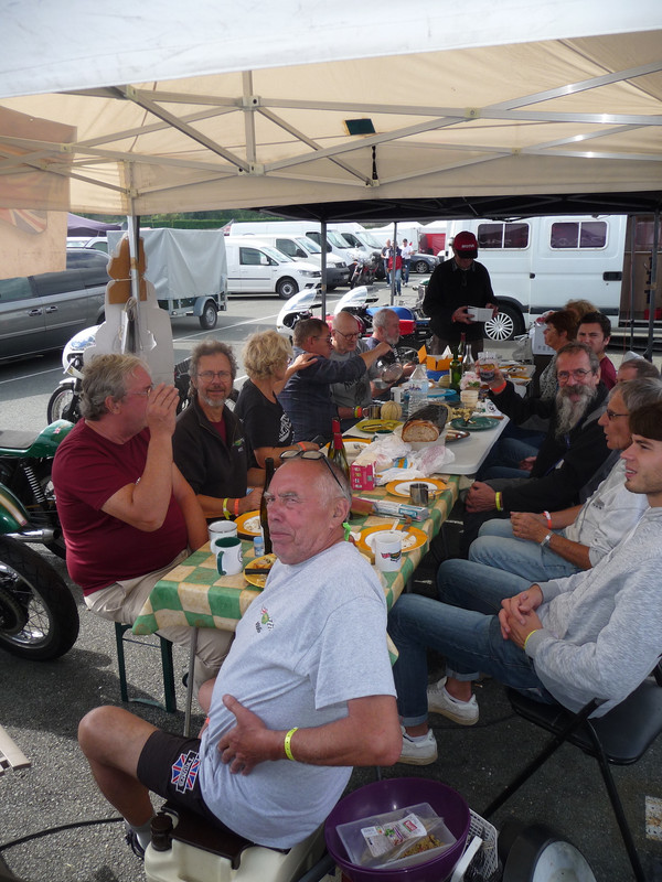 Green racing team à table