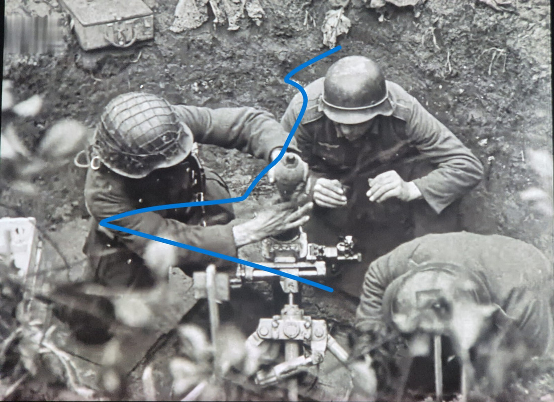 Foto Deutsche Soldaten im Helmnetz laden Granatwerfer im Trench WW2
