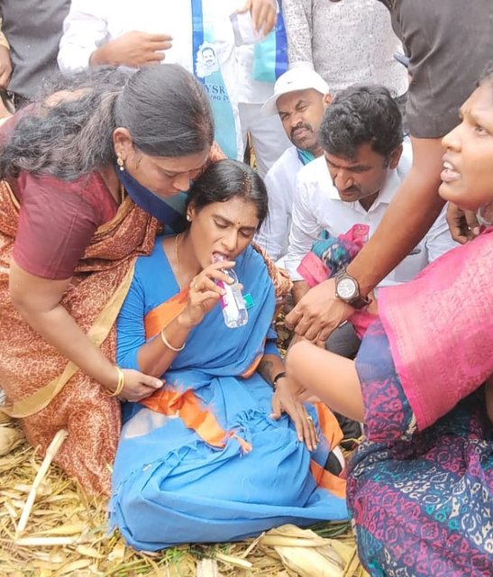కళ్ళు తిరిగి క్రింద పడిపోయిన వైయస్ షర్మిల.. కళ్ళు తిరిగి క్రింద పడిపోయిన వైయస్ షర్మిల..