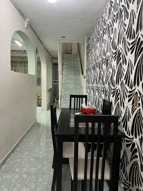 Pasillo principal que conecta habitación, cocina y terraza en Terrazas de Bayona