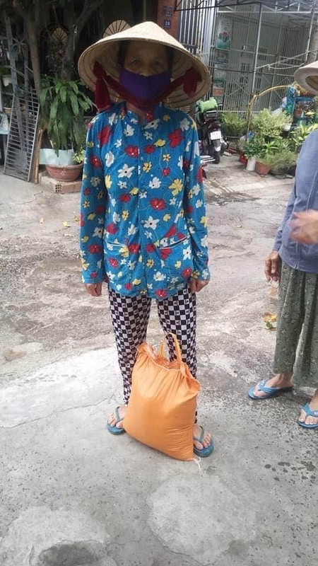 Hình ảnh phát gạo mì cho khu cách ly "Hòn Rớ" Nha Trang 23
