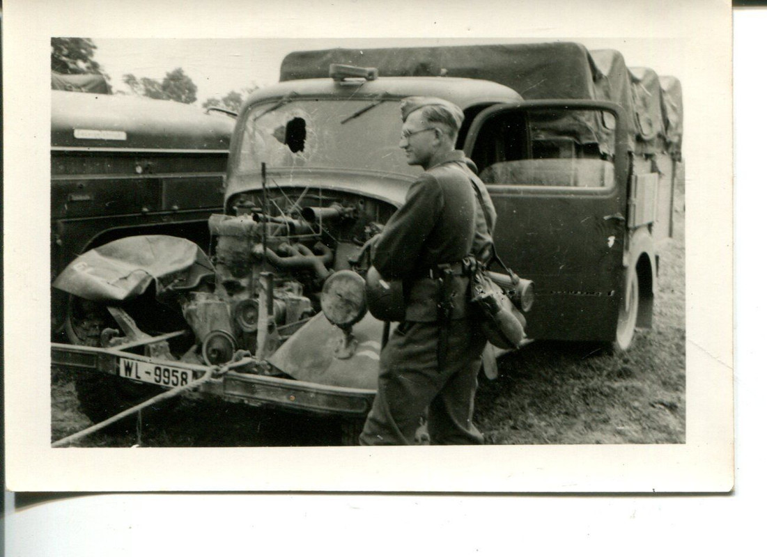 Orig.Foto schwer beschädigter LKW Luftwaffe WL -