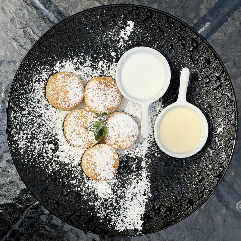 Сирники зі сметаною та згущеним молоком (300г)