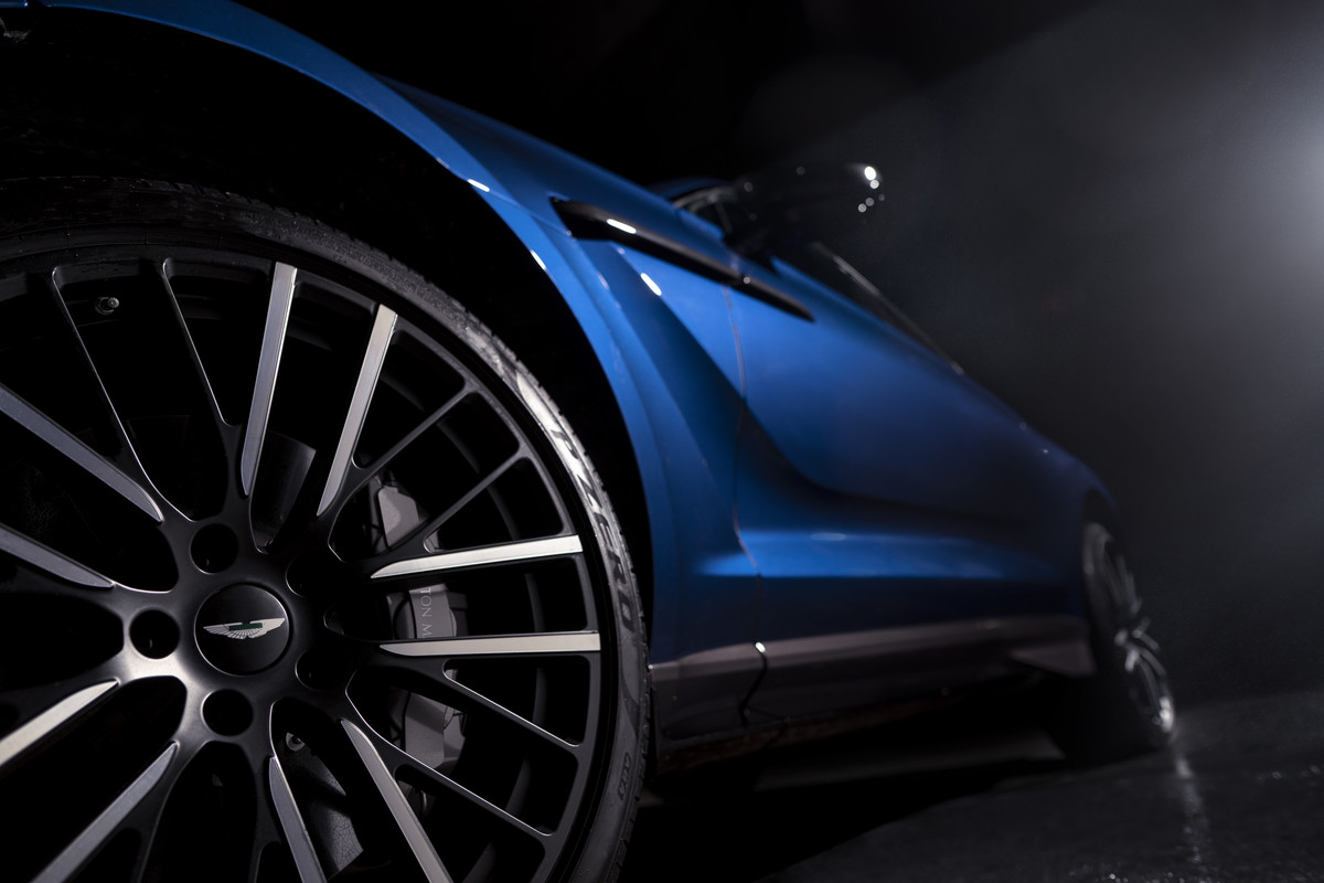 AstonMartinDBX707_15