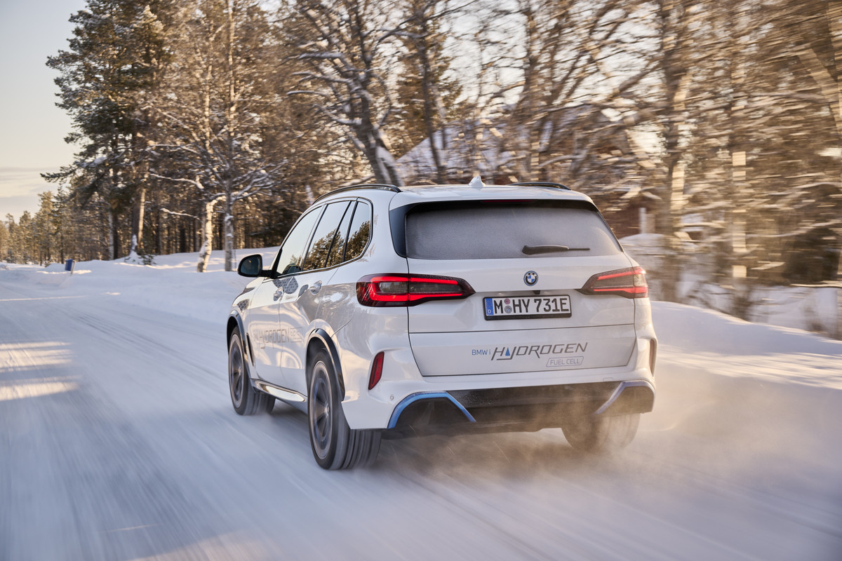 P90453407_highRes_bmw-ix5-hydrogen-win