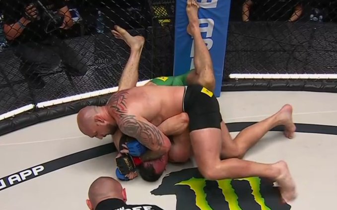 Фил Де Фрис отказа Аркадиуш Вжосек и защити титлата в KSW