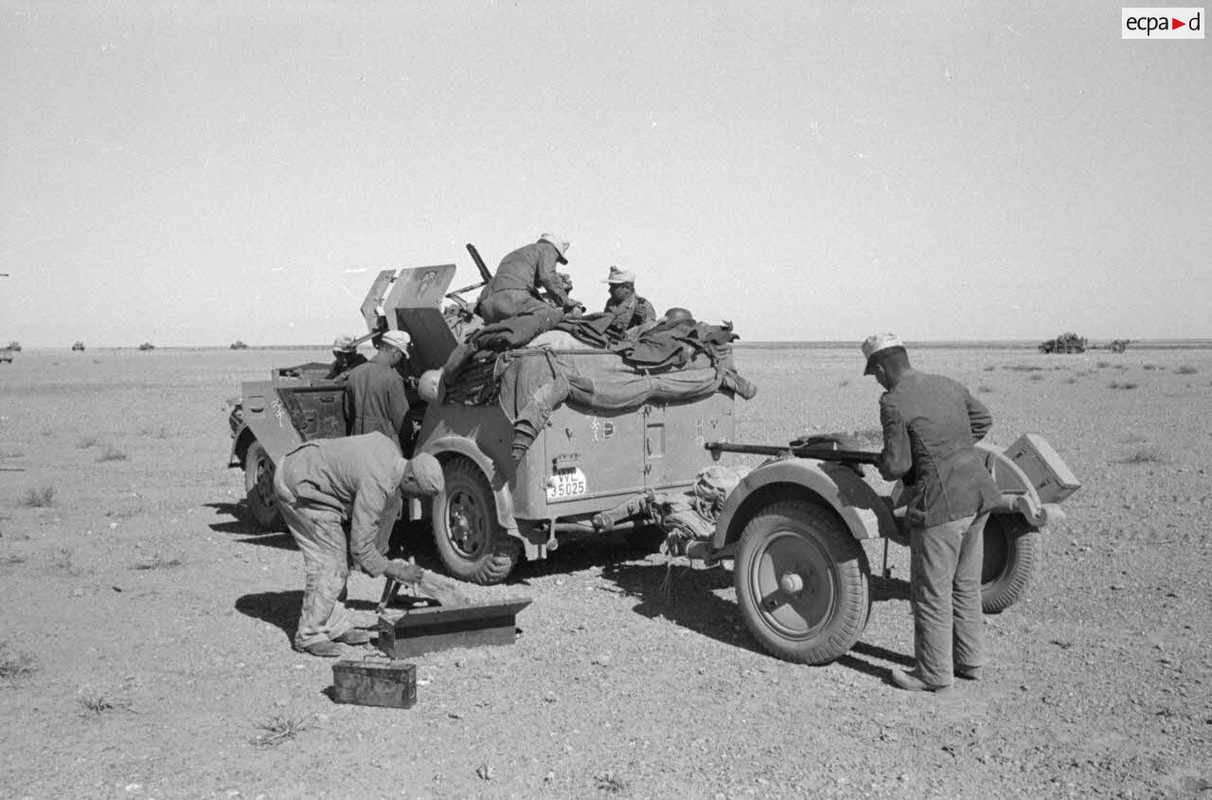 Le changement d'un canon de 2 cm FlaK 30 installé sur une Horch 108 (Kfz.70) de la 21. Panzer-Divisi