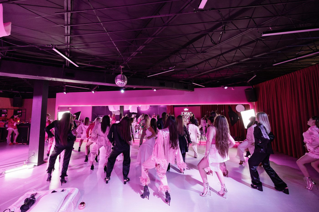 Open House — the whole room dancing