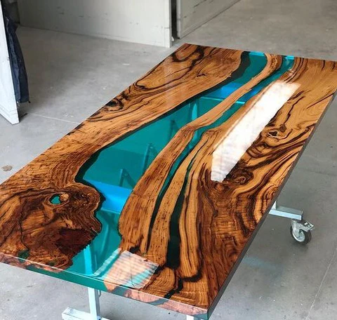 Mesa estilo River Table con resina epoxi