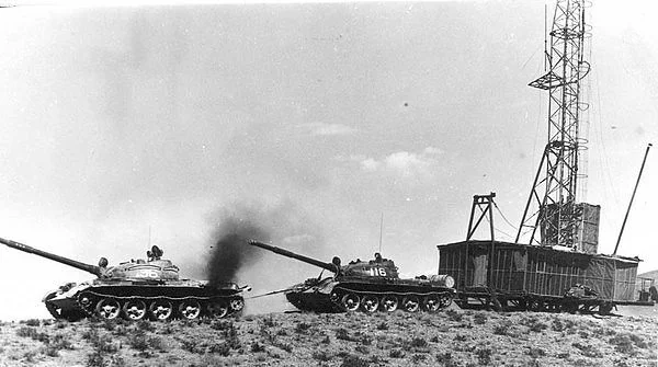 t-62-tanks-used-by-soviet-geologists-to-tow-heavy-equipment-v0-gwog4kg34qsc1.webp