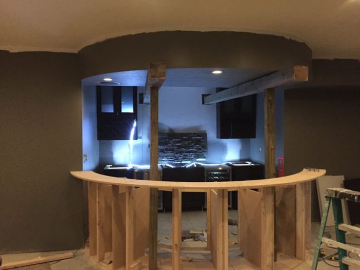 Мужик построил у себя в подвале собственный бар, который круче, чем те, в которых ты часто бываешь