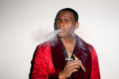 R. Kelly fumando un cigarrillo (o marihuana)
