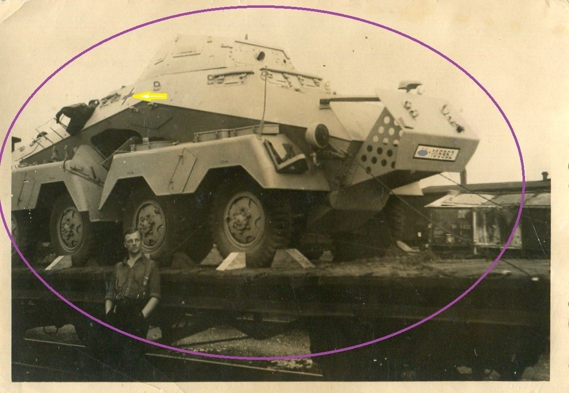 Foto WW II ACHT Rad Panzer Spähwagen auf Eisenba