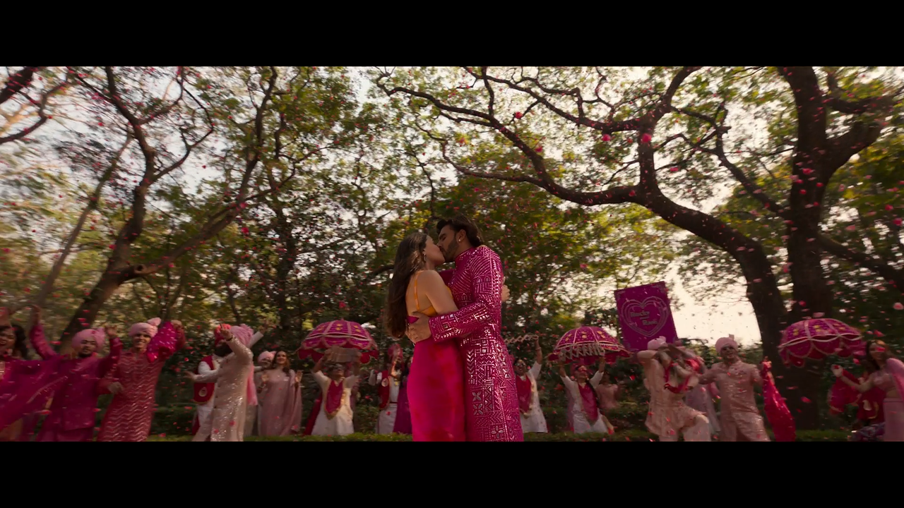 Rocky Aur Rani Kii Prem Kahaani 2023 - by Telly - VLC media player 08-09-2023 14_06_44