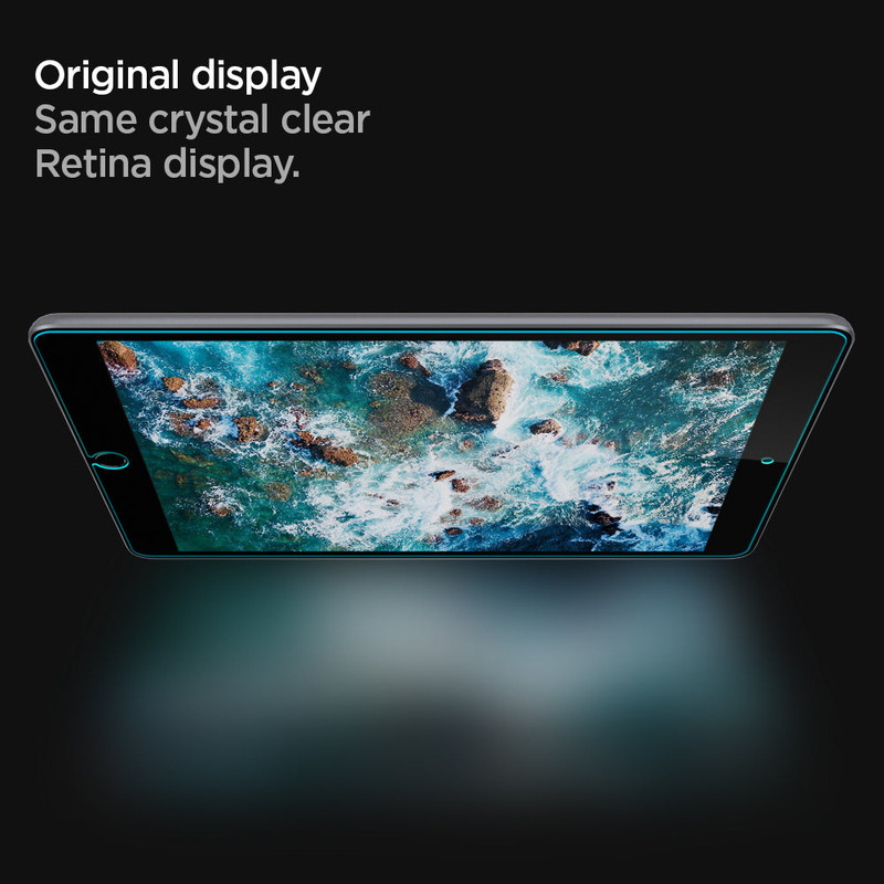 Una persona tocando la pantalla de un iPad con el protector Spigen, demostrando su sensibilidad.