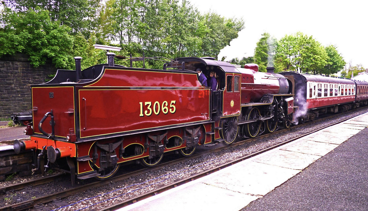 red-train-dis1.jpg