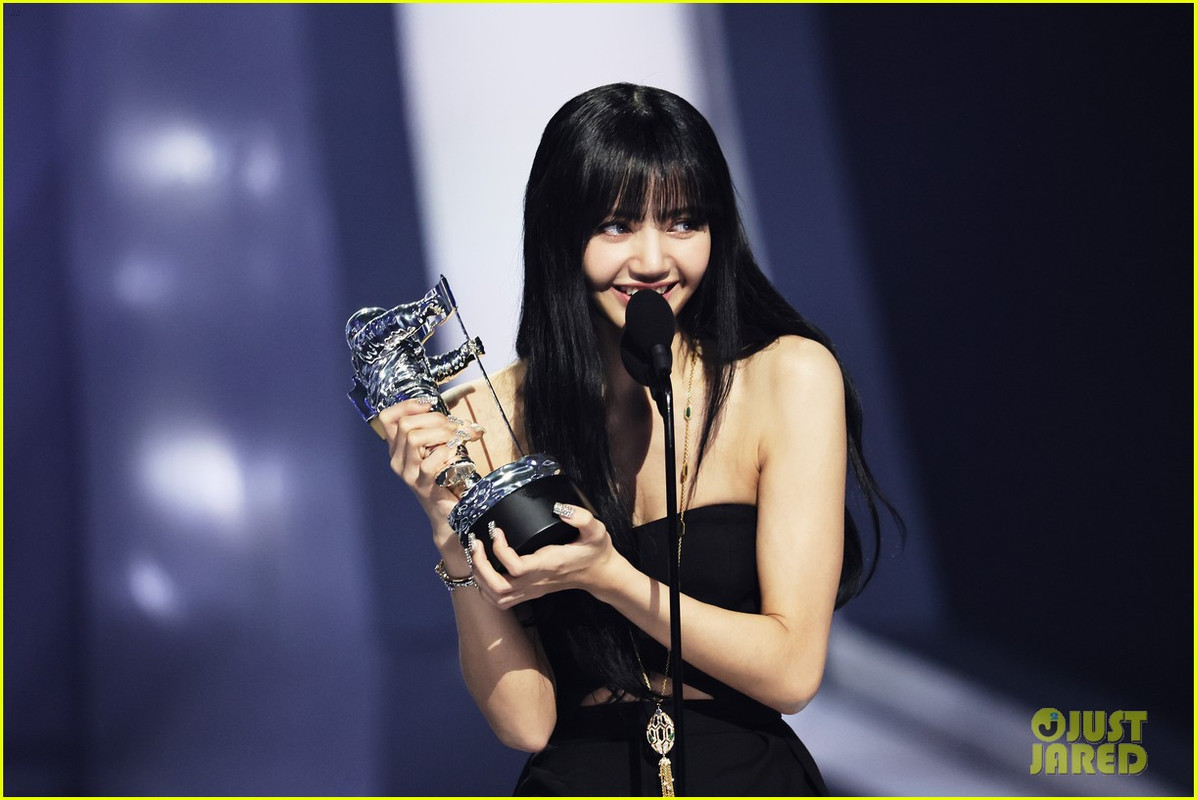 blackpink-lisa-wins-best-kpop-makes-history-vmas-02