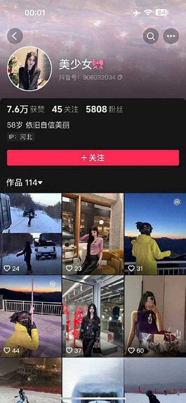 X2中国传媒学院准校花 毕业后迫于生计沦落为外拍模特，顺便兼职外网！被大神重金拿下，并用手机把过程记录了下来，大神用各种姿势把女主操的淫叫不断！还得是校花，颜值身材相当不错，主动抓着大神的鸡巴开始狂舔