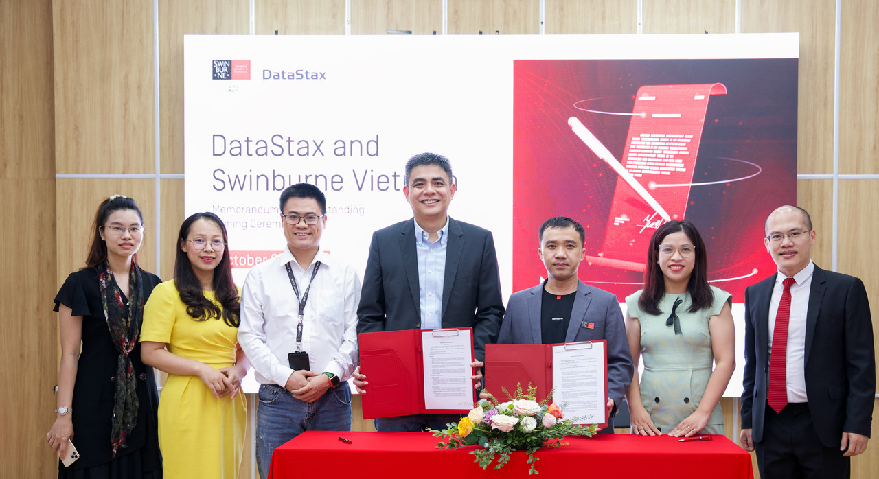 Datastax-Swinburne-signing.jpg