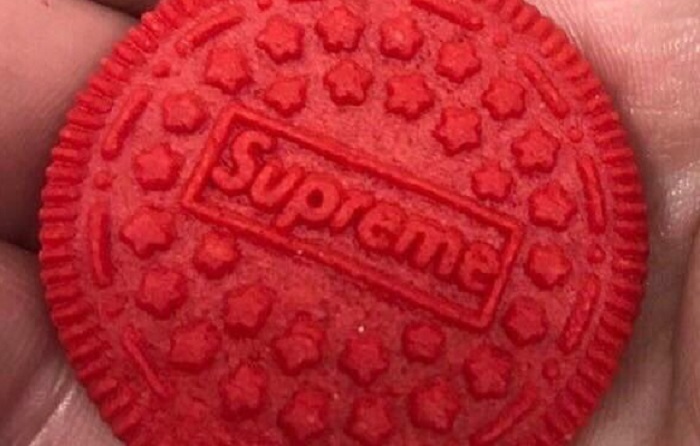 Box Logo Supreme di produk biskuit Supreme x Oreo
