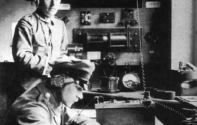 En primer plano, Guderian como oficial de transmisiones en una estación de radio alemana durante la Primera Guerra Mundial