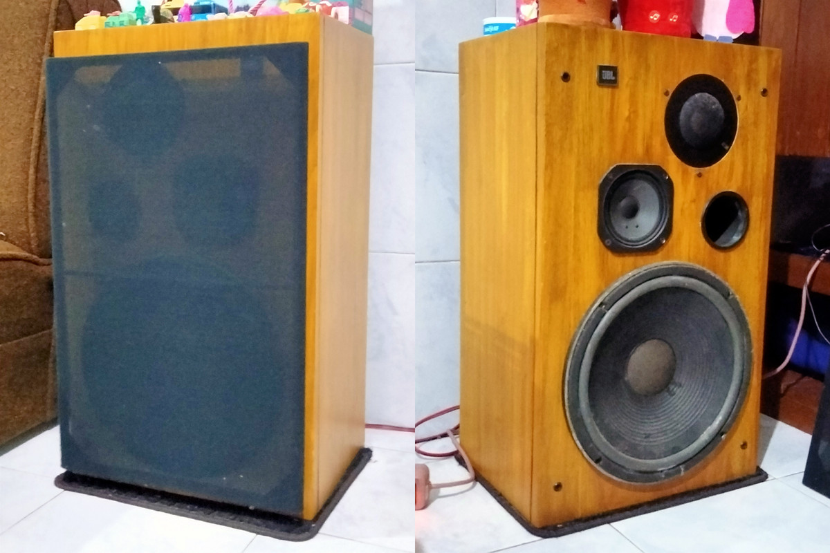 A pair of JBL 120Tis for mains