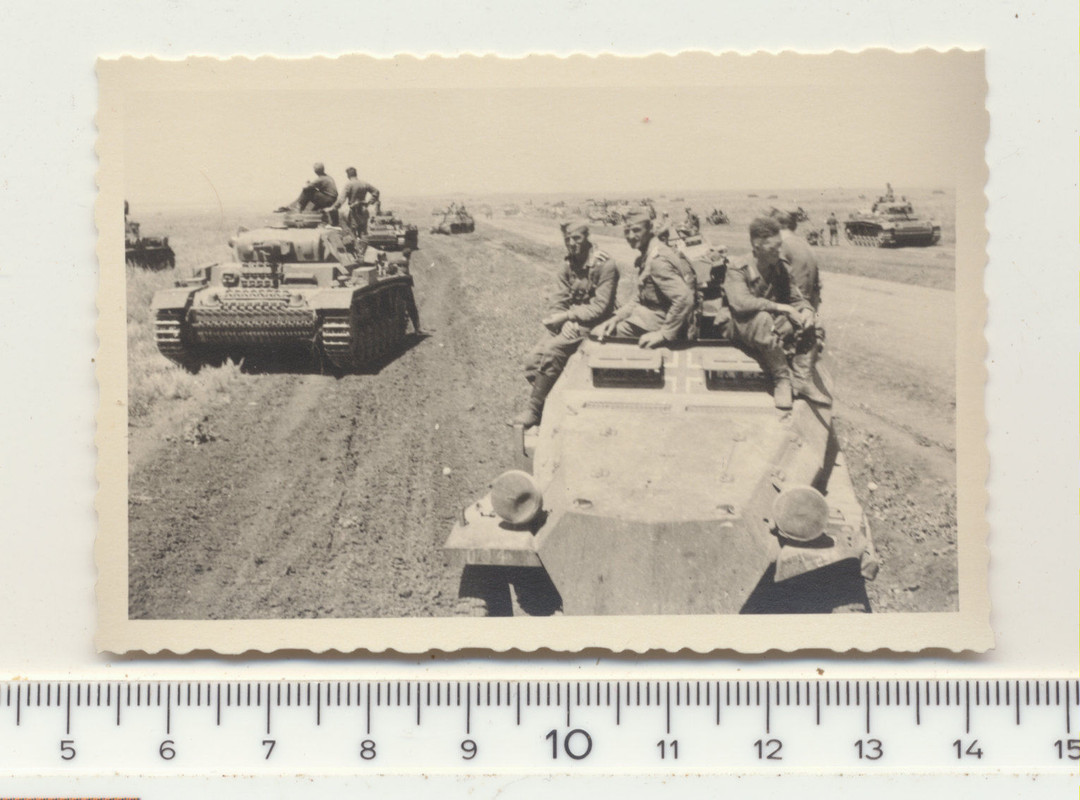 FOTO KAMERADEN MIT PANZER III AUFKLÄRER ROLLBAHN