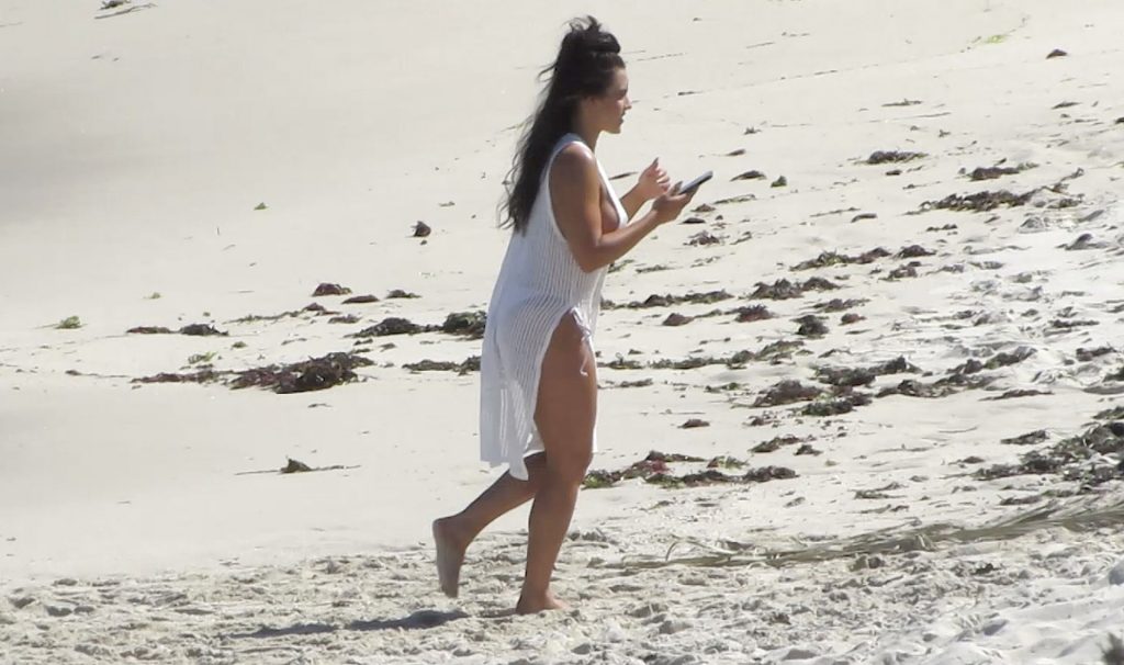 Holly-Young-Upskirt-STARS-com-1