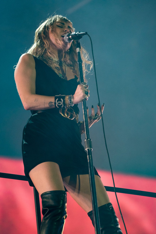 Miley-Cyrus-Sexy-on-Stage-16