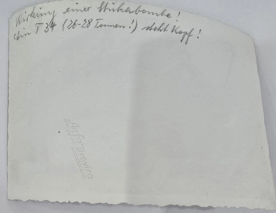 Foto Zerstörter Russischer Panzer T 34 Panzer Tank Zerstörung Stukabombe 2 Wk (1)