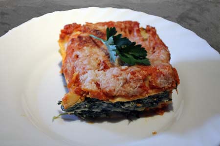 Lasagne mit Spinat und Tomaten-Sellerie-Möhrensugo Lasagne mit Spinat und Tomaten-Sellerie-Möhrensugo