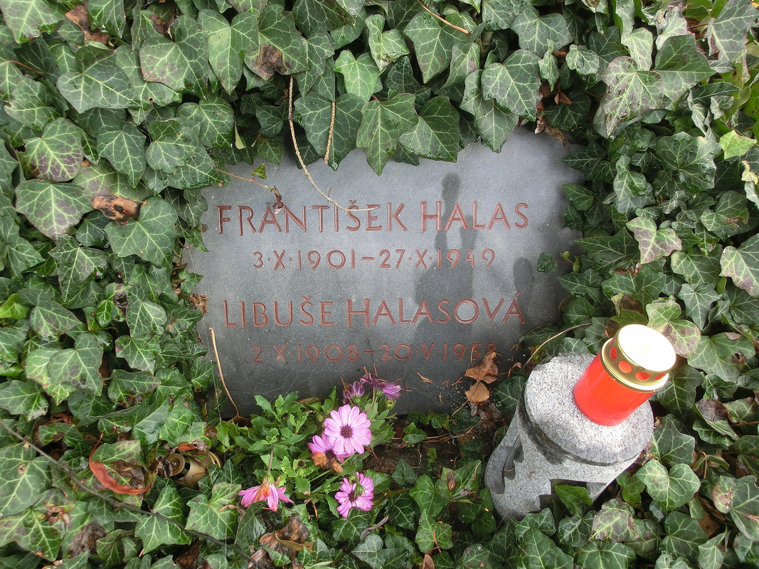 2560px-František_Halas,_Náhrobní_kámen,_hřbitov_v_Kunštátě