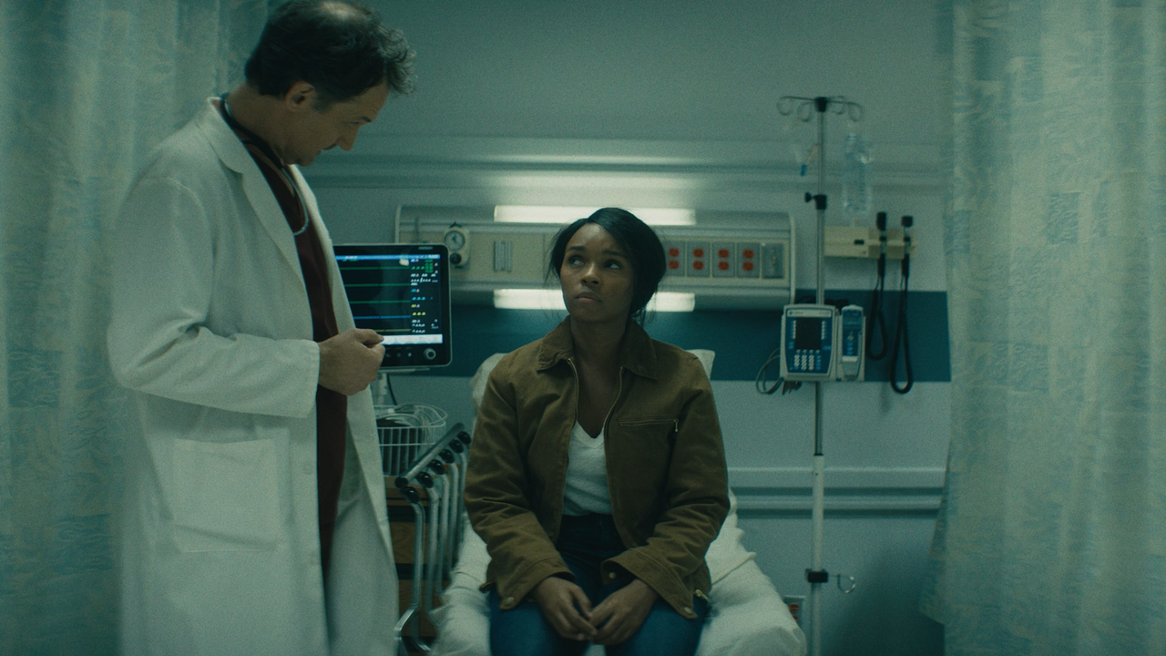 Homecoming (4K UHD) S02E01 [1080p].mkv_snapshot_09.04.544