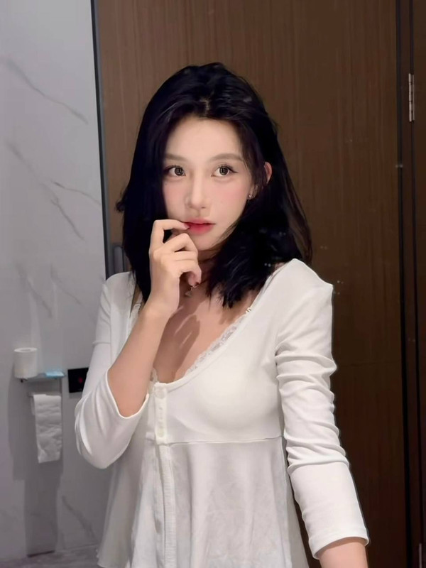 超人氣兼職正妹優雅回眸