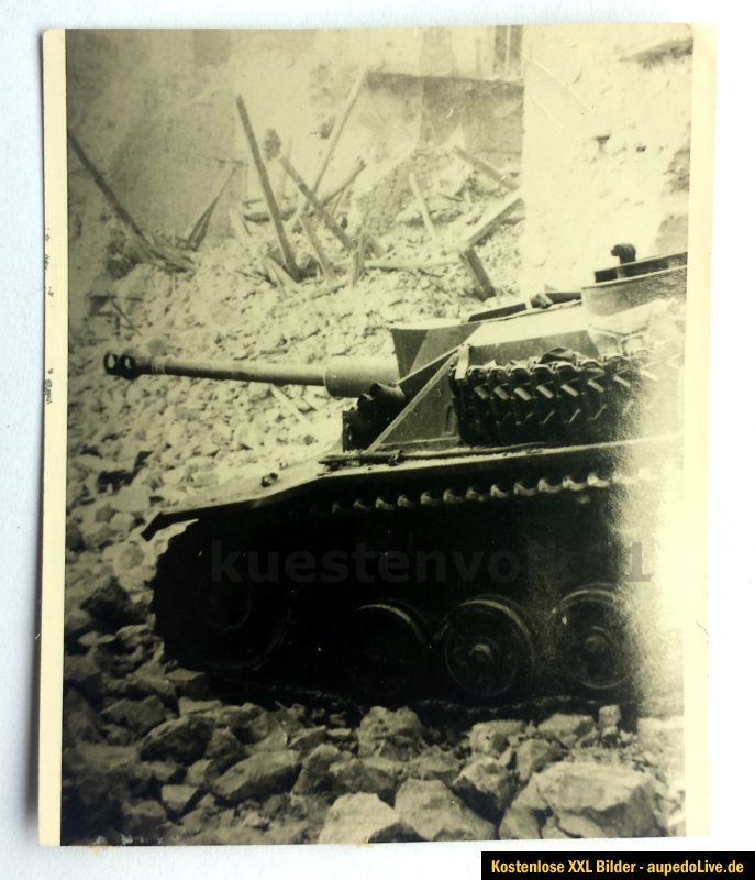 Orig. Foto Trümmer 2.WK Panzer mit Abschußringe 
