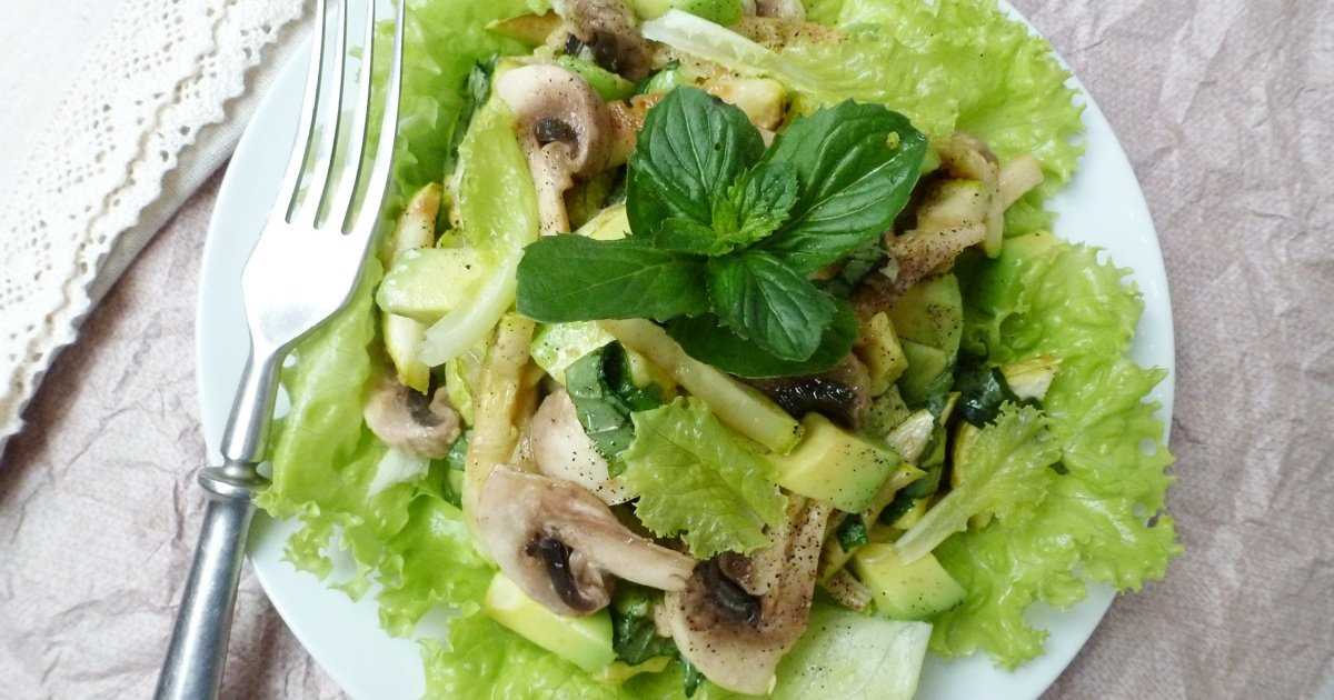 Вкусный и простой рецепт приготовления салата из жареных кабачков с сочными овощами