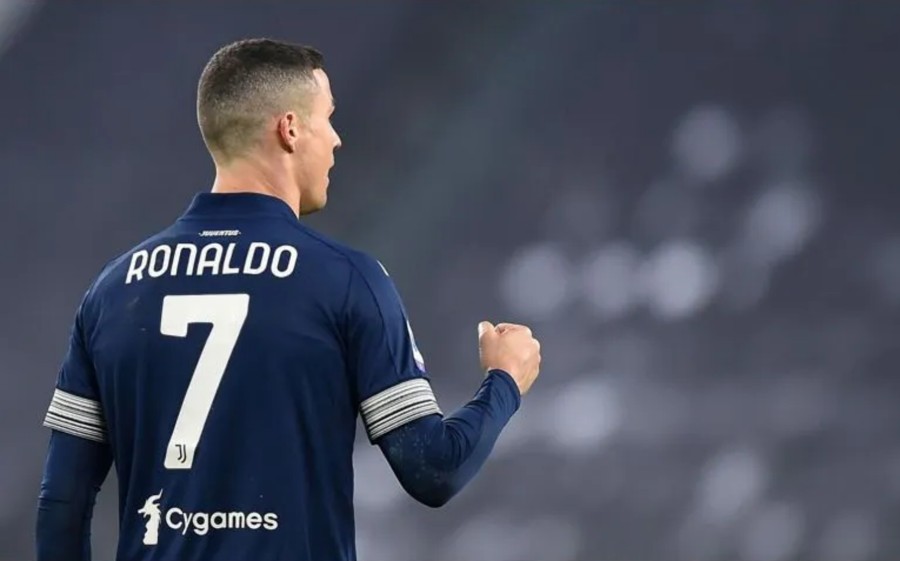 Cr7 Cristiano Ronaldo è diventato il più grande capocannoniere della storia del calcio.