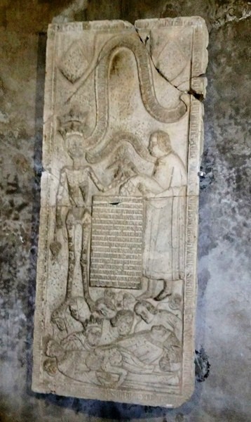 Particolare della lastra trecentesca detta La Morte e Franceschino da Brignale