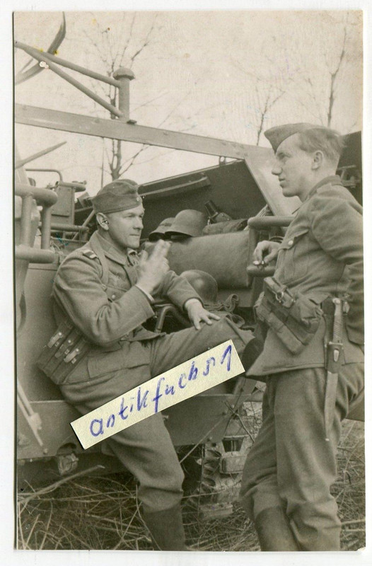 Pause am WH-Schützen-Panzer ( 251-9) 1943 bei Se