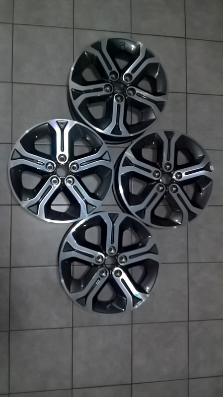 03 - Cerchi in lega da 17” bicolor 17 x 6 J 12J