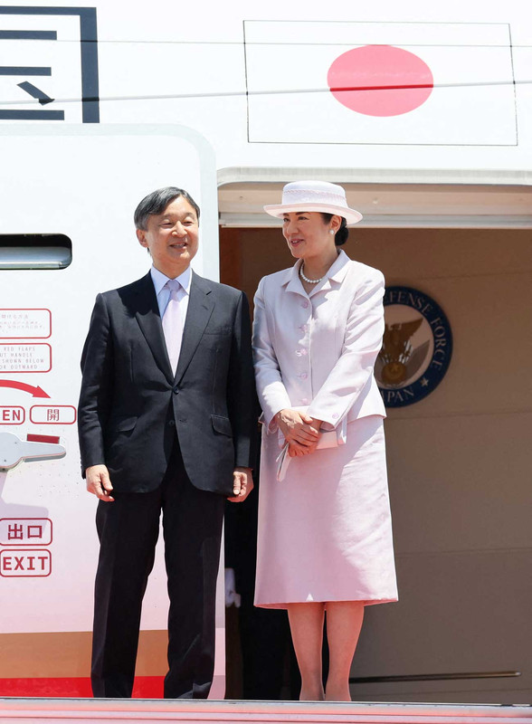 Le Daio Satoru Shin'en et sa femme en haut des marches de l'avion de la délégation alaryenne les ayant transportés à Tiva.