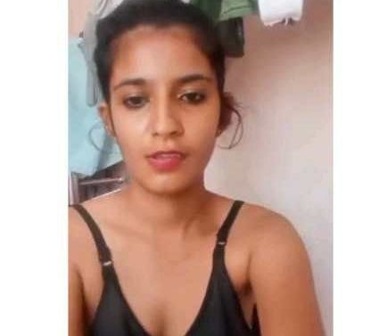 Desi village girl showing her boobs