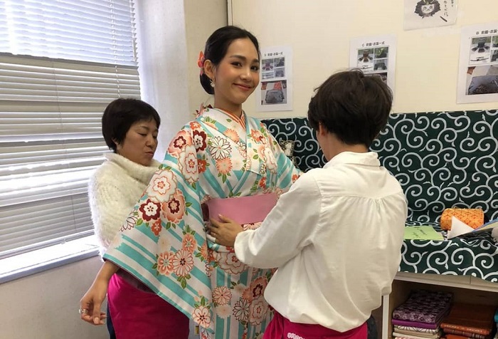 Sireethorn Leearamwat saat mengenakan kimono