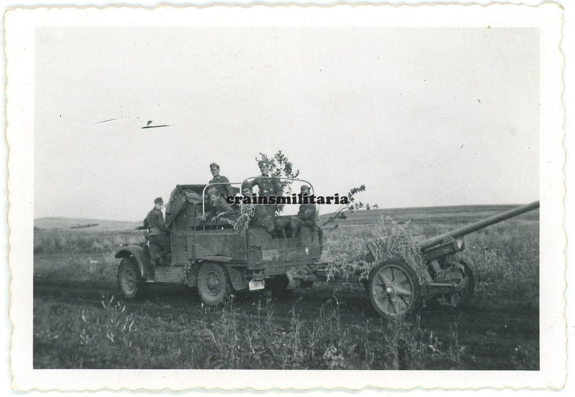 Orig Foto Panzerjager Soldaten in englische Beute Lkw mit Pa K Geschutz