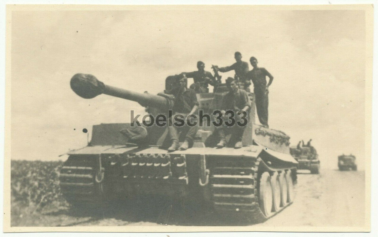 Foto Panzermänner der Wehrmacht auf einem Tiger Panzer an der Ostfront Russland